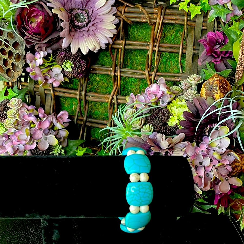 Turquoise and White Dyed Howlite Elastic Bracelet